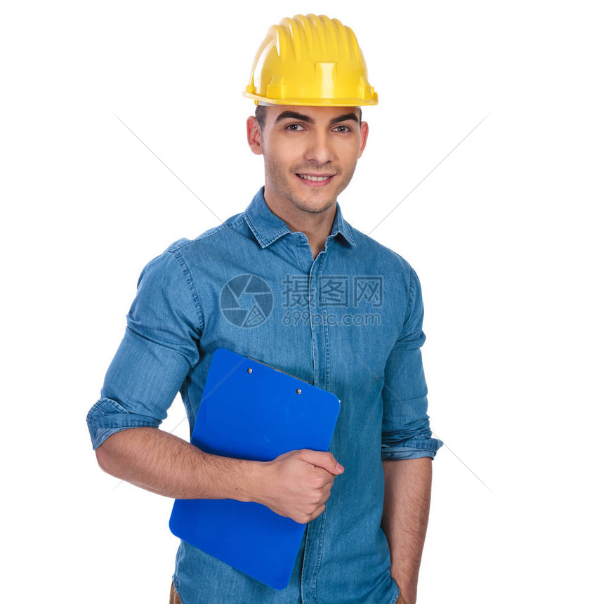 身着硬帽和持纸的放松工程师肖像图片