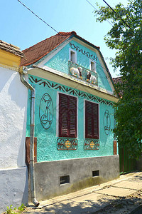 罗马尼亚特兰西瓦尼亚Roandola村典型的农村地貌和农民住房图片