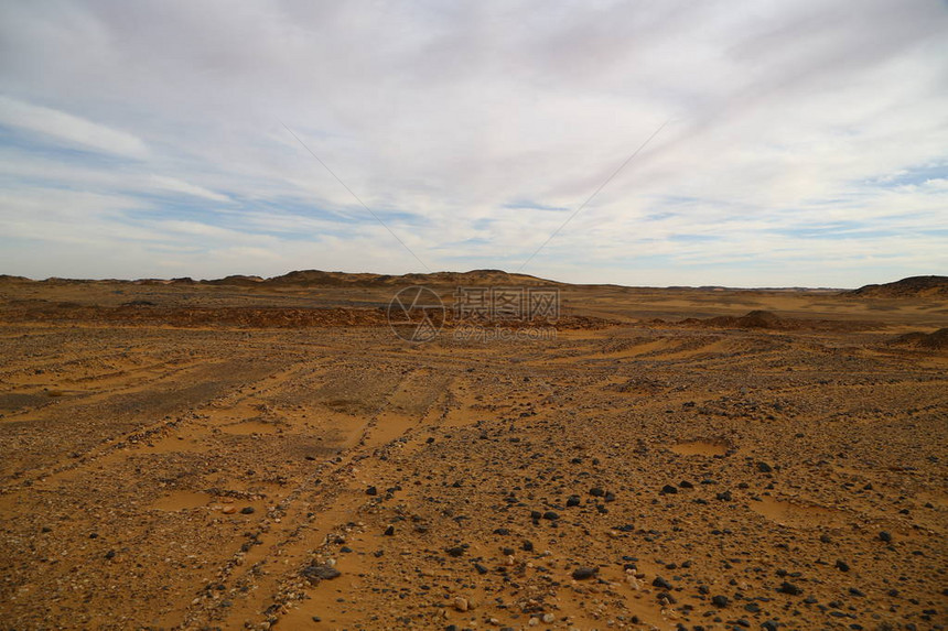 在沙漠中岩石的中间并跟踪类似概念野和自然风图片