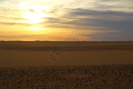 沙漠中美丽的风景日出图片