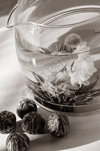 一个装满开水的玻璃茶壶图片