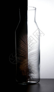 半白黑背景的玻璃杯概念设计图片