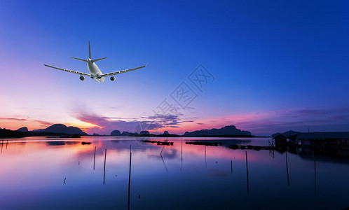 飞机在美丽的日落或日出风景背下飞图片