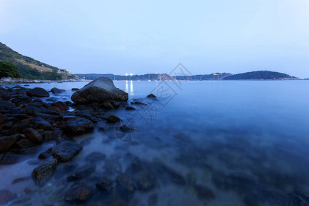 长距离的海景图像以风景背岩石背景图片