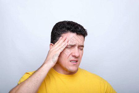 白中年男子闭着眼睛用一只手摸头部头痛背景图片