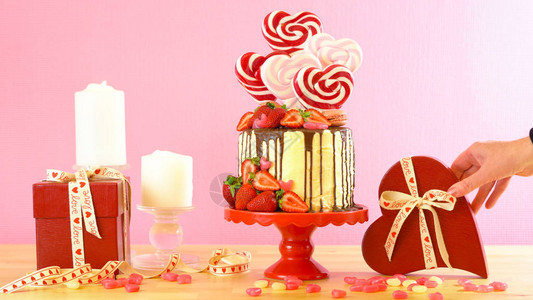 圣情人节的糖果园幻想滴下新的蛋糕装饰着心形棒糖图片
