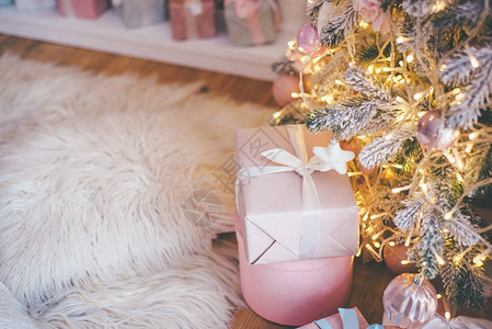 圣诞礼物在装饰的圣诞树下美丽的图片