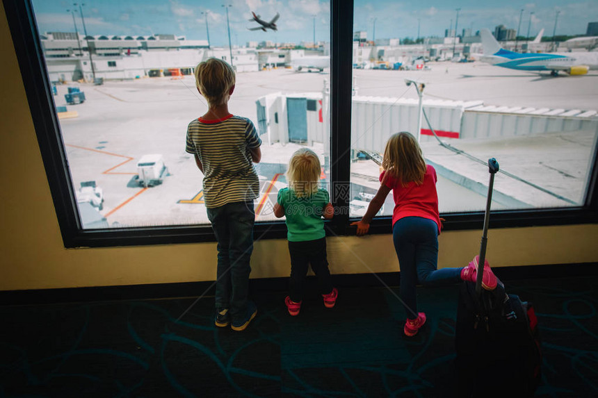儿童等待旅行看机场的飞机家图片