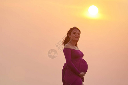 清洁天空背景孕妇的Silhue图片