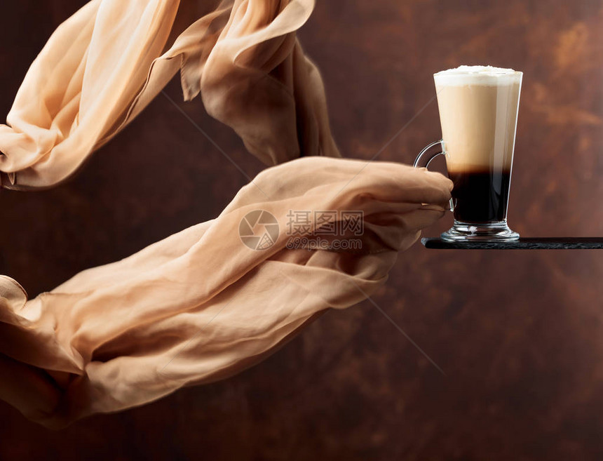 咖啡饮料或鸡尾酒和奶油加棕色背景的奶油在风香芳围巾中演化复图片