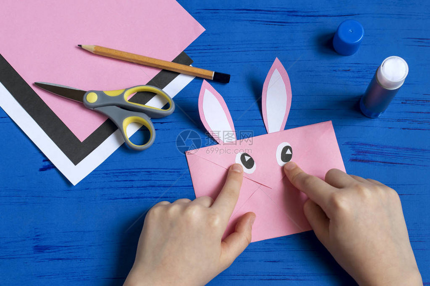 如何以兔子的形式制作复活节问候信封儿童艺术项目DIY概念一步的照片说明步骤9图片