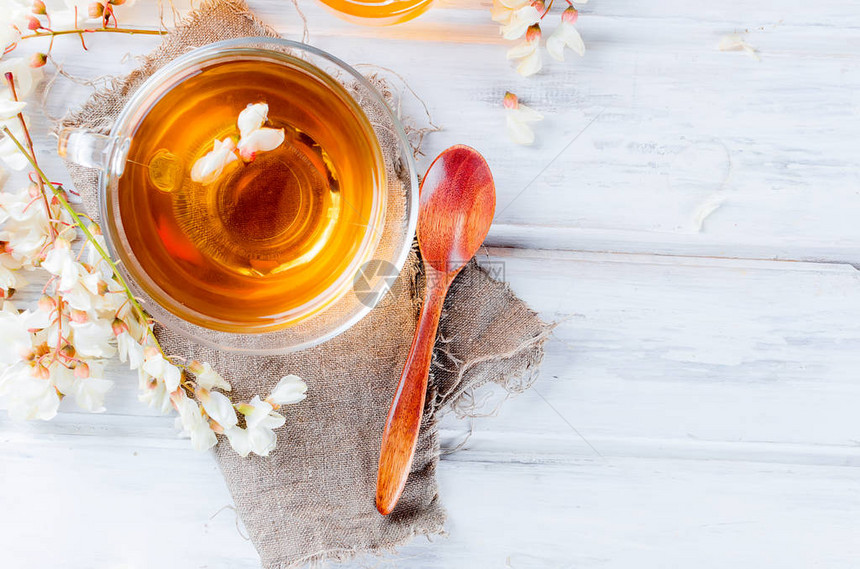 用茶壶中酿造的金合欢花蜂蜜治疗凉茶图片