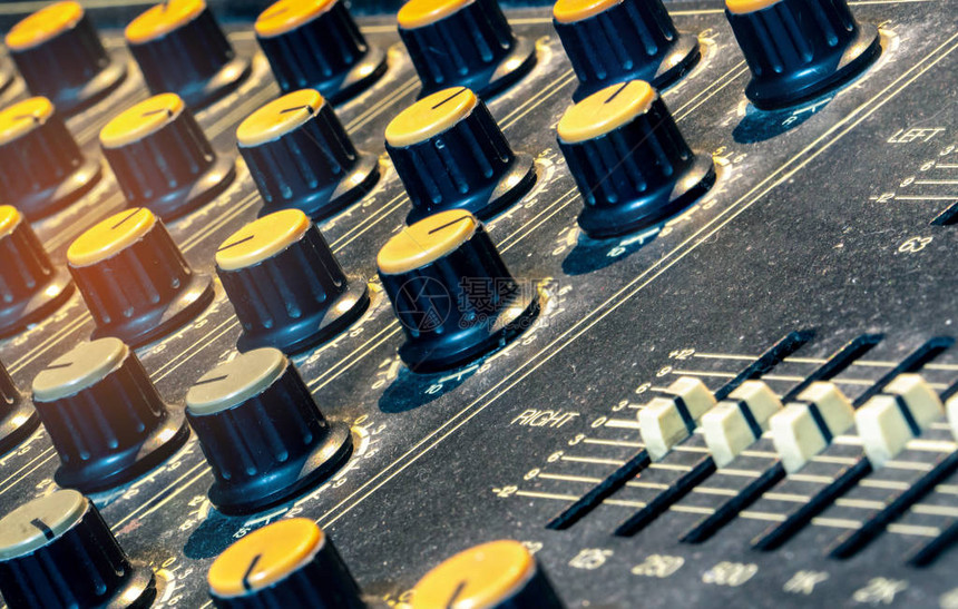 音频混音器控制台混音台录音室中的音乐混音器控制面板带有推子和调节旋钮的音频混合控制台音响工程师混音器控图片