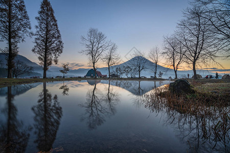 11月从日本富士营Fumotopara的日出图片