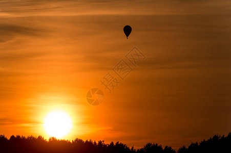 美丽的日落时空中气球图片
