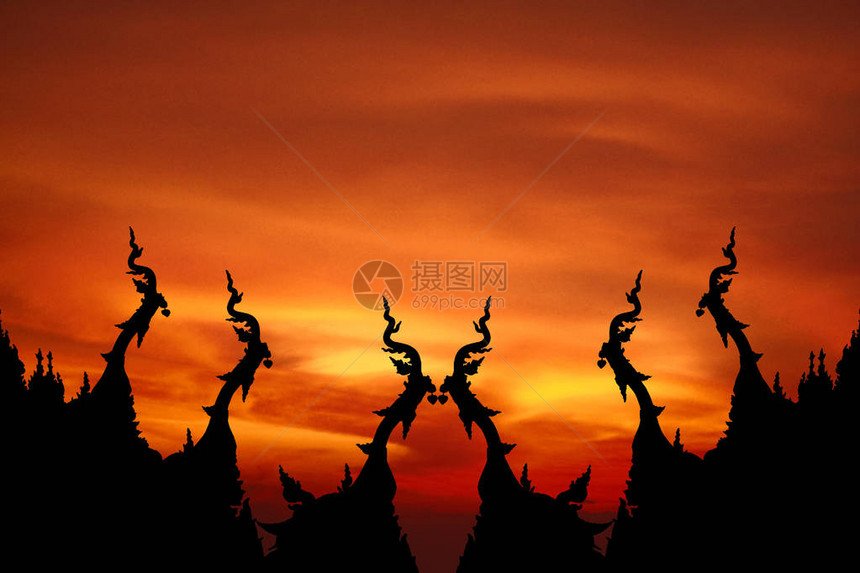 在佛教庙宇夕阳天的屋顶上太阳图片