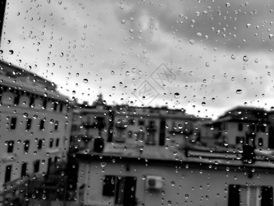 春雨过后窗上水滴效图片