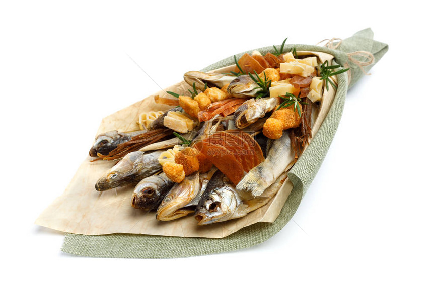 由不同品种的咸鱼群干鱿鱼片和其他鱼类组成图片