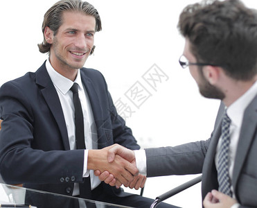 在办公室握手可靠的合作伙伴图片