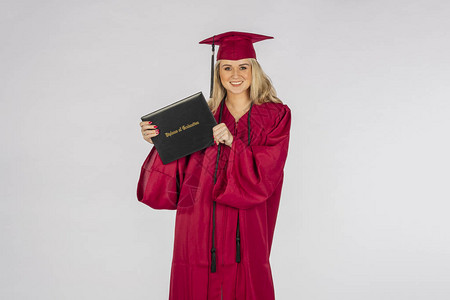 穿着毕业后文凭的华丽金背景图片