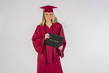 穿着毕业后文凭的华丽金背景图片