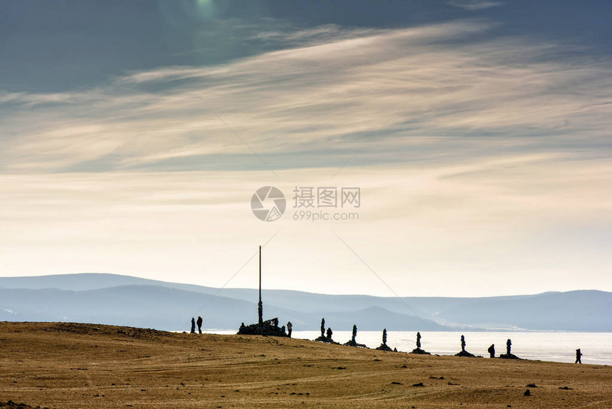 蒙古冬季风景Khubsugul湖和山丘图片