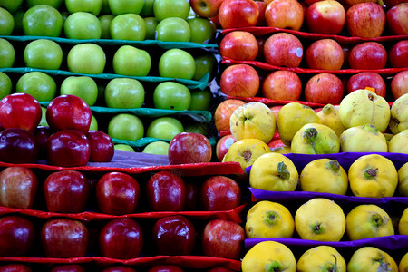 五颜六色的苹果和木瓜水果在食品市场上出售照片摄于图片