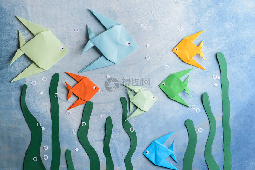 用彩色背景上的折纸鱼组成图片