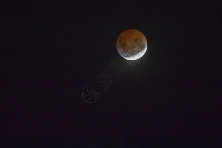 来自智利圣地亚哥市的红色满月日食背景图片
