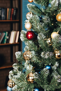 圣诞树上装饰着闪亮的球图片