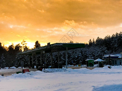 在冬季日落时用燃料汽油和柴油为汽车的美丽小站校图片