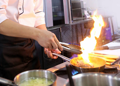 厨师在厨房做饭厨师准备食物图片