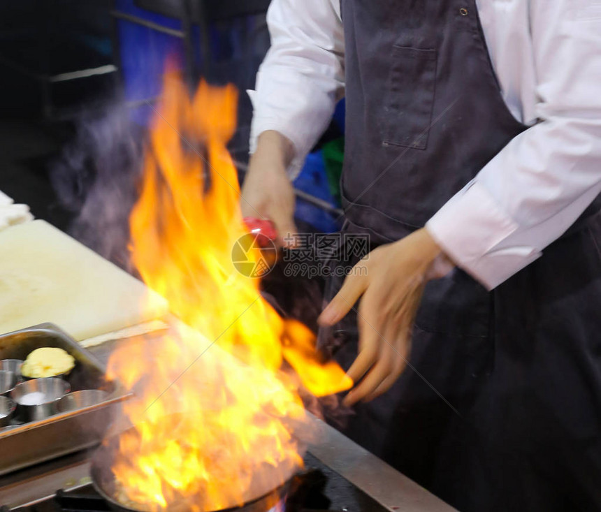 厨房师用锅炉煮饭图片