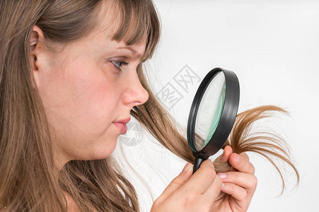 有头发问题的女易碎受损干燥肮图片