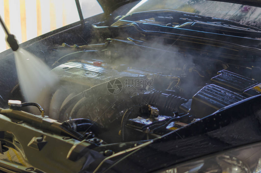汽车发动机清洗使用高压喷水图片