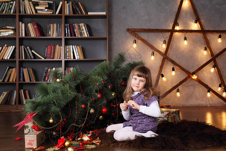 女孩靠近掉落的圣诞树图片