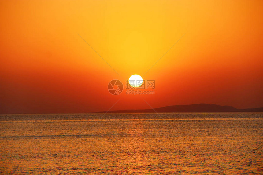 海上的明亮日落美丽的红色夏天在海洋之上下降清晨图片