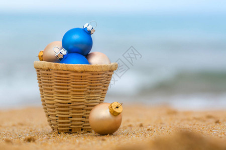 海边沙滩上的圣诞玩具图片