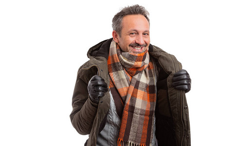 穿着围巾和手套的冬季夹克下穿着灰色针织套头衫图片