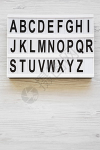 现代板上的英文字母在白色木质表面图片