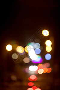 黑暗背景下的夜晚城市灯光图片