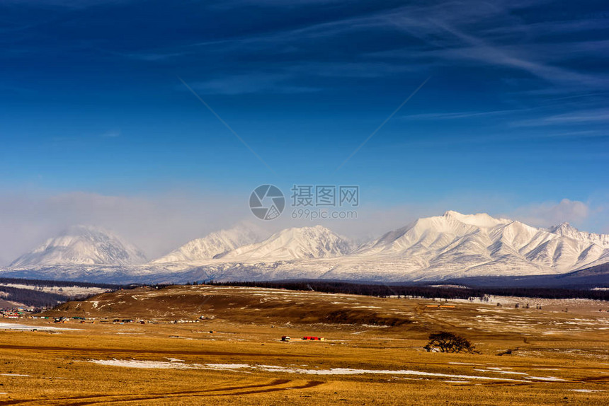 蒙古冬季风景白山背景黄河谷和Khubsugul湖附图片