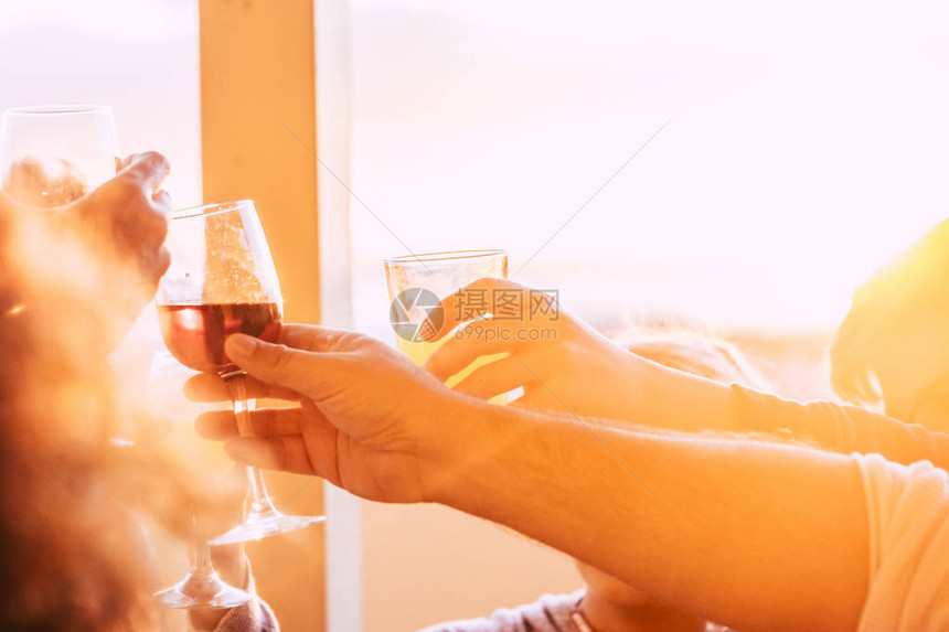 与酒和饮料一起欢呼和敬酒的玻璃杯特写图片