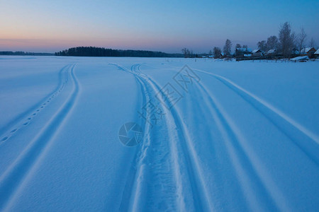 俄罗斯特弗州平诺湖冰冻雪上冬季黎明和图片