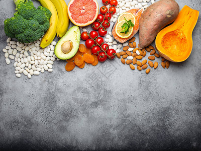 低钾血症蔬菜水果和含有钾的食物石头背景顶视图文本空间背景