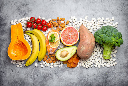 白石背景上含钾的蔬菜水果和食物高清图片