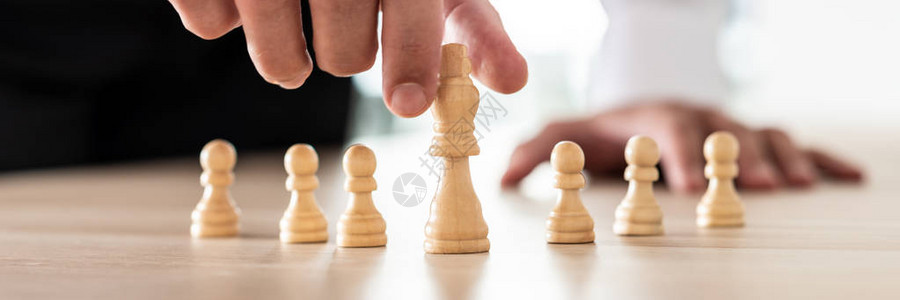 商业领袖在概念图像中将国王棋形象置于棋子前的领先位置图片