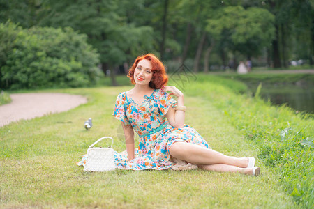 舞蹈过级穿旧礼服的可爱女孩夏天在市公园过背景