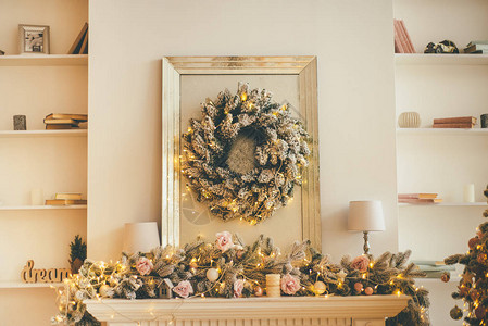 美丽的客厅内部充满了圣诞气氛图片