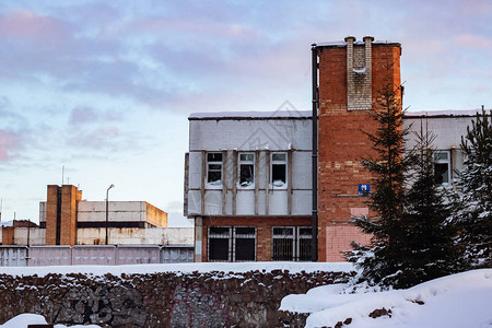 冬季日落时的旧工业建筑城市图片
